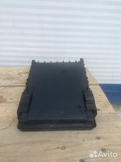 Крышка блока предохранителей VW passat cc