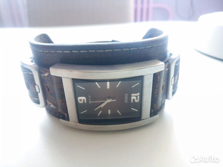 Стильные часы Guess