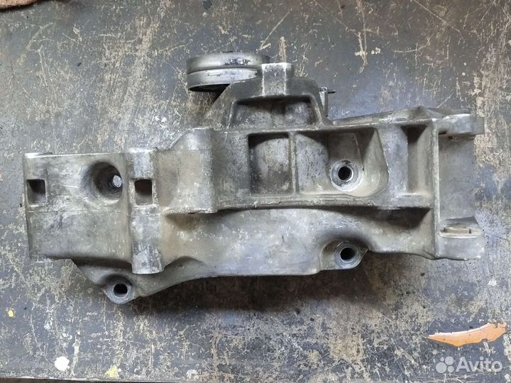 Кронштейн генератора volkswagen golf 4