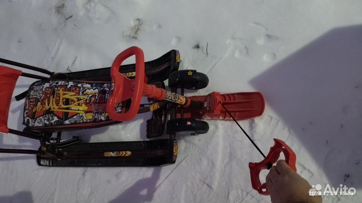 Детский снегокат с ручкой и колесами