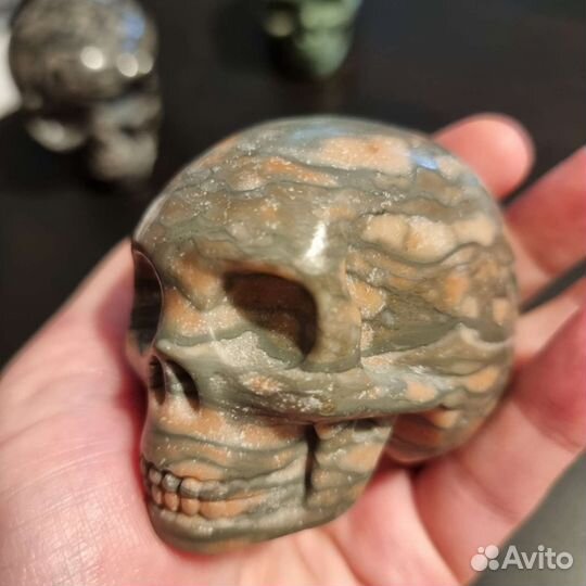 Череп резной из натур. камня