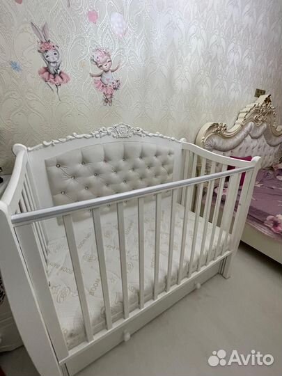 Кроватка детская с маятником