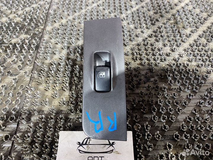 Кнопка стекла задняя правая Hyundai Matrix