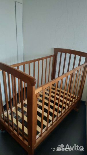 Детская кроватка с маятником