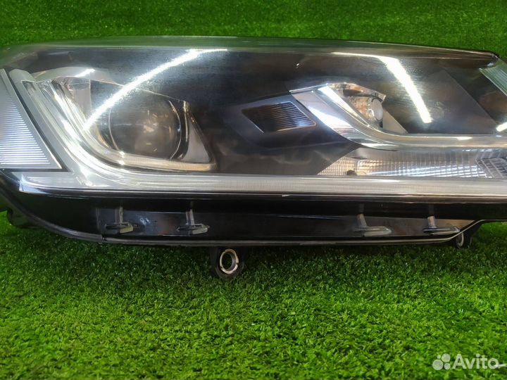 Фара передняя правая Volkswagen Touareg NF 2011