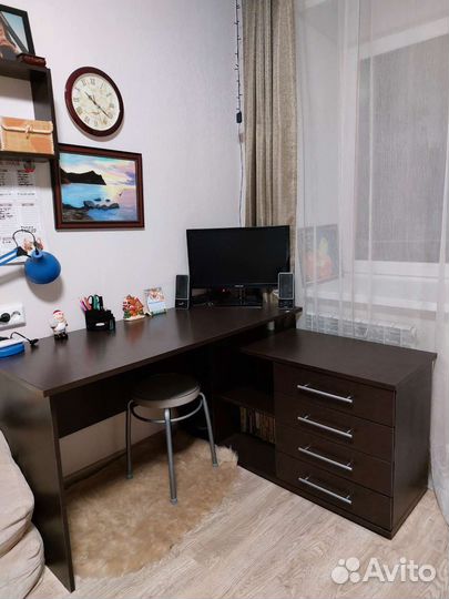 Угловой письменный стол