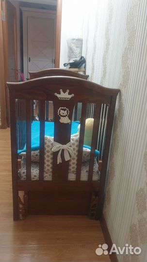 Детская кроватка с маятником и ящиком