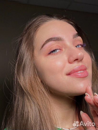 Модель на брови