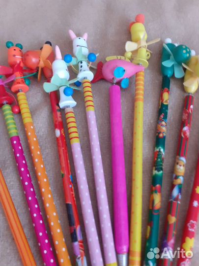 Карандаши и шариковые ручки