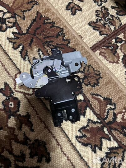 Замок двери багажника