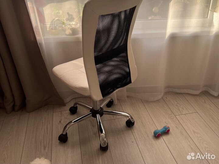 Компьютерный стул кресло белый кожаный Hoff