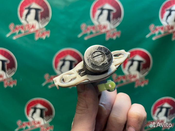 Личинка крышки багажника с ключом Toyota Avensis