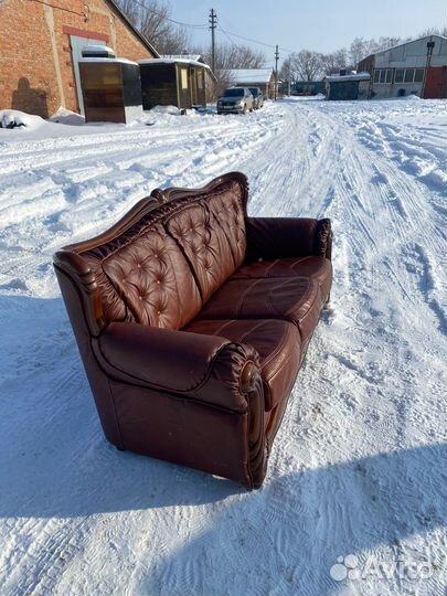 Кожаный диван