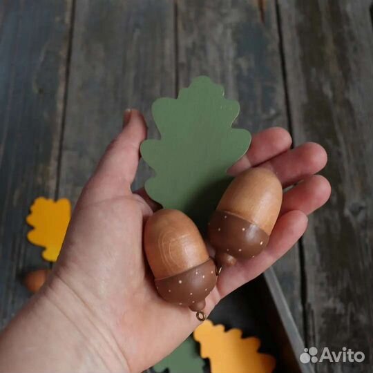 Гирлянда из желудей и листочков. Дерево