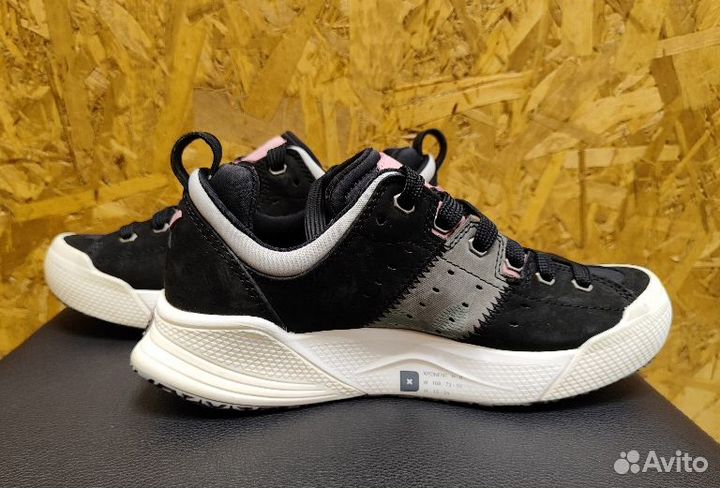 Кроссовки Deckers X Lab