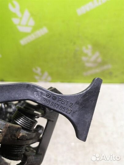 Крючок капота Мерседес Бенз 210 Е-класс