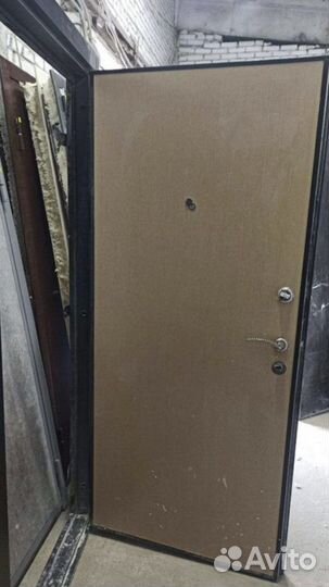 Дверь входная металлическая б/у