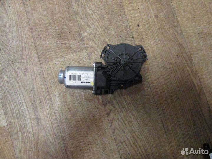 Моторчик стеклоподъемника задний левый