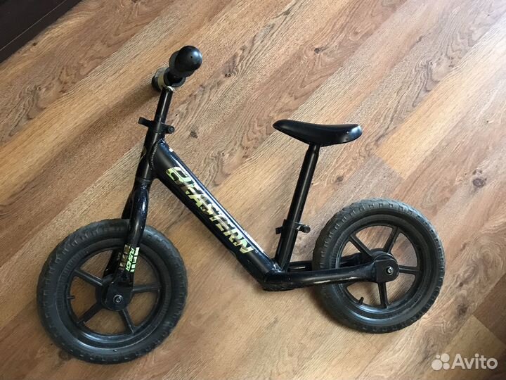 Беговел черный для детей от 2 лет