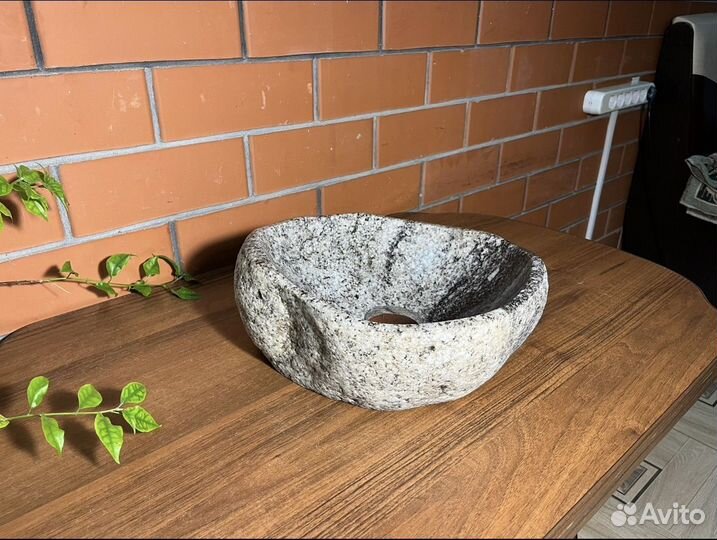 Раковина накладная из речного камня