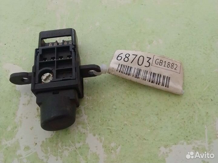 Кнопка аварийной сигнализации Toyota Celica ZZT230