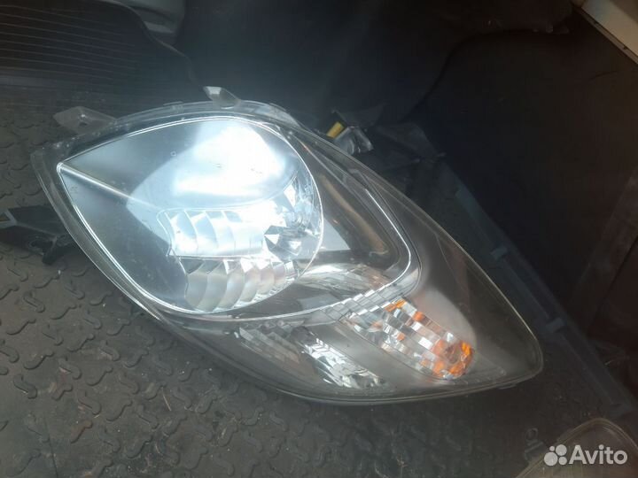 Фары на Toyota Vitz