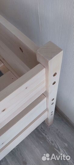 Кровать детская из массива с бортиком