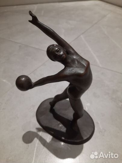 Статуэтка гимнастка