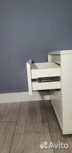 Тумба белая прикроватная с ящиками