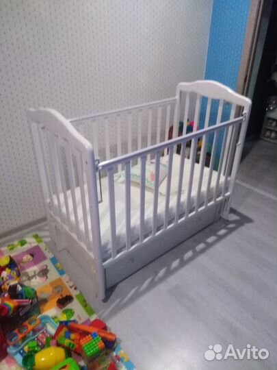 Детская кроватка с маятником и ящиком