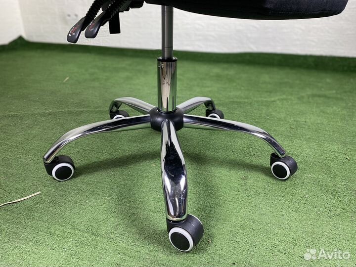 Офисное кресло руководителя массаж черное 303