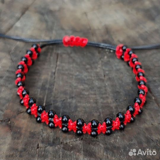 Браслет оберег из шнура и бусин
