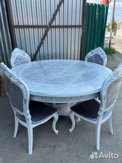 Кухонный стол и стулья