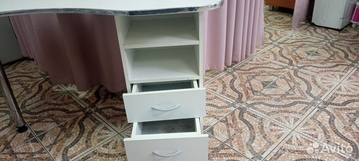 Маникюрный стол