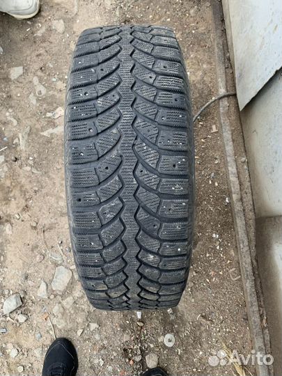 Bridgestone Blizzak Spike-01 215/65 R16 102T