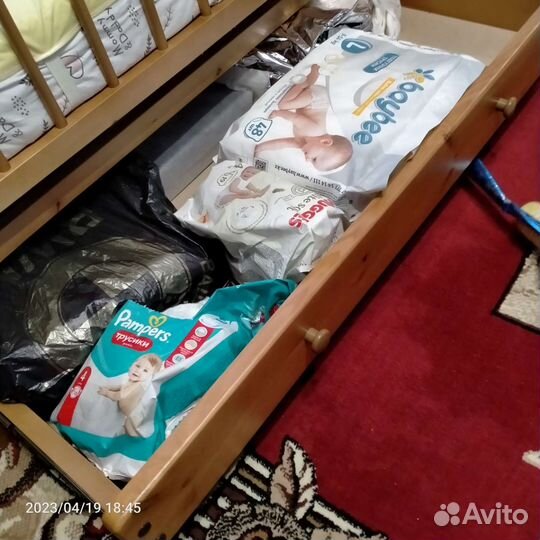 Детская кроватка с маятником и ящиком