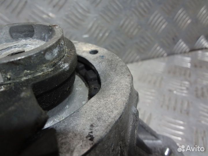 Опора подушка двигателя левая Мерседес 205