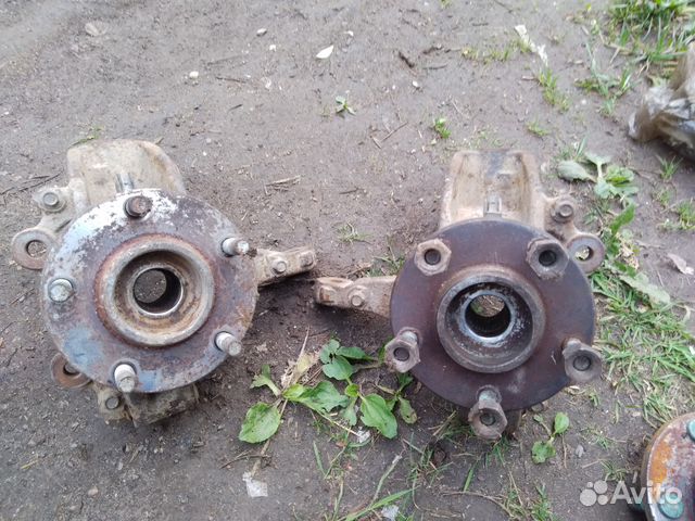 Кулак левый Mazda 3 2002-05 1.6L под болт
