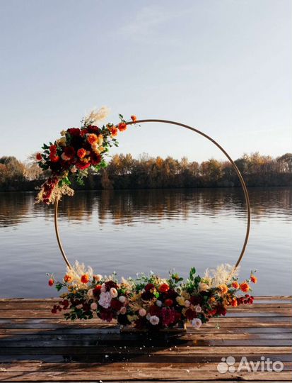 Арка из декоративных цветов