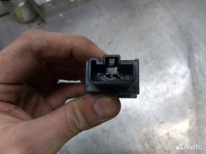 Кнопка открывания лючка бензобака Toyota Avensis 2