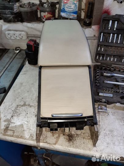 Volvo XC70; V70 2007-2017 Подлокотник в сборе