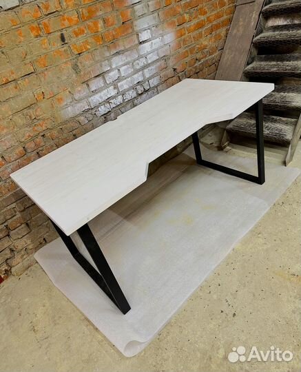 Игровой компьютерный стол белый