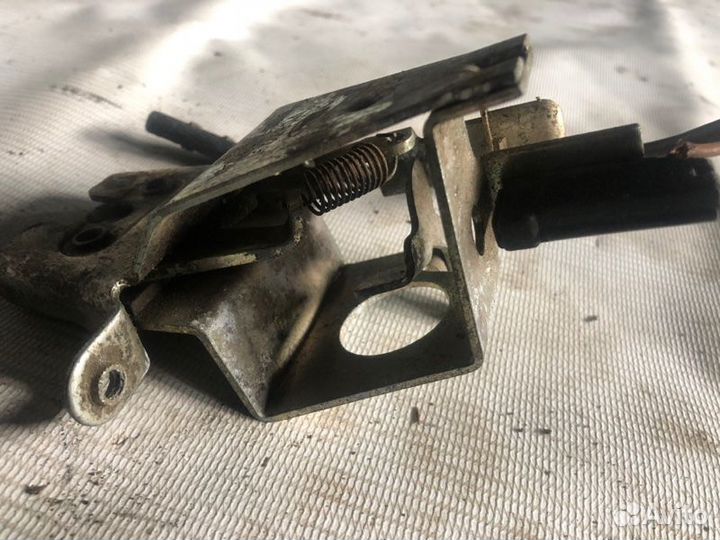 Замок багажника задний Ford Sierra BNC B4A