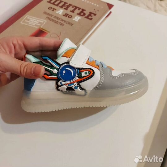 Кроссовки детские светящиеся