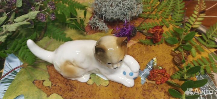 Играющий Котёнок с мячом фарфор