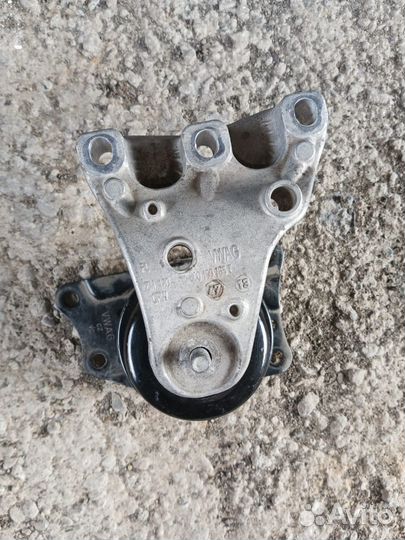 Подушка крепления двигателя Volkswagen Polo 5 612
