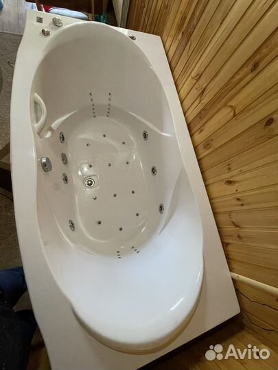 Акриловая ванна-джакузи с гидромассажем