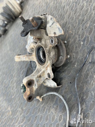 Поворотный кулак правый Toyota Carina ST215