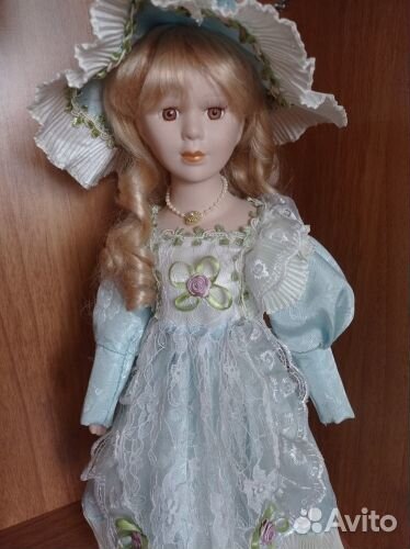Кукла фарфоровая