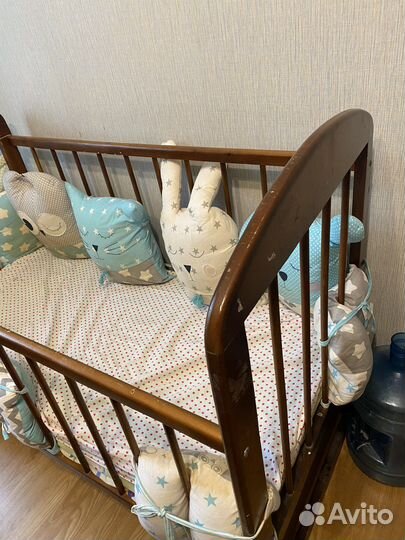 Детская кроватка с маятником